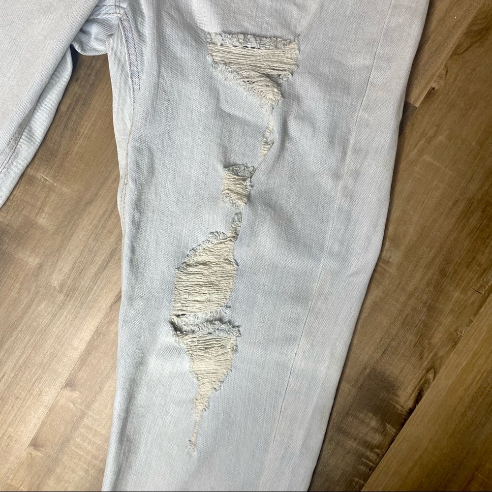 NWOT Wild Fable High Waisted Distressed Light Wash Mom Jeans - Picture 7 of 8